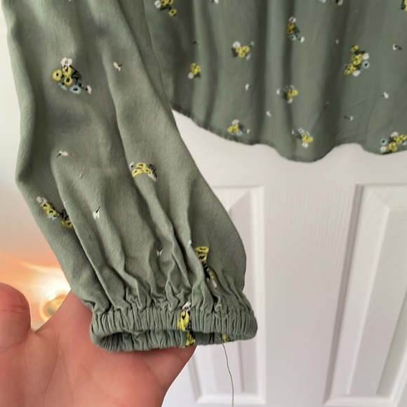 Cute Ditsy Floral High-Low Long Sleeve Top - Picture 4 of 4